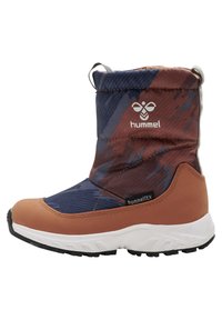 Vattentät vinterkänga med en brun gummisula, övre del med blå och röda mönster, fleecefoder och logotypdetalj. Utrustad med en dragflik för enkel påtagning.