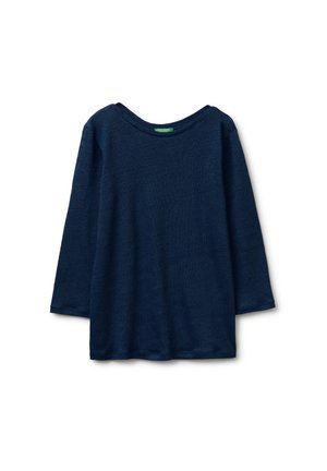 Maglietta a maniche lunghe color blu navy con scollo rotondo, design semplice e uniforme e tessuto morbido, distesa su uno sfondo bianco.