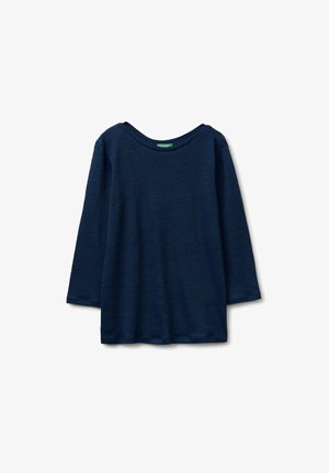 Maglietta a maniche lunghe color blu navy con scollo rotondo, design semplice e uniforme e tessuto morbido, distesa su uno sfondo bianco.