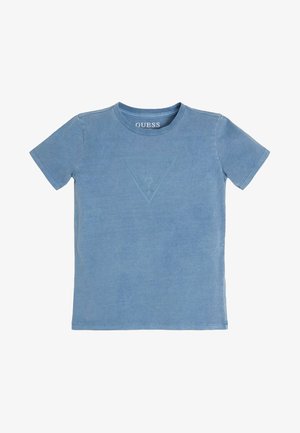 Blå kortærmet T-shirt med rund halsudskæring med subtilt præget Guess-logo formet som en trekant og spørgsmålstegn midt foran.