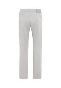 Lichtgrijze broek met rechte pijpen, gezien van achteren, met twee achterzakken en een merkpatch op de tailleband.