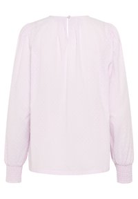 Blouse lilas avec des pois texturés, longues manches bouffantes et une fermeture en clé à l'arrière. Détails froncés aux poignets et à l'encolure.