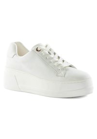 Sneaker blanche avec un empeigne en cuir texturé, des lacets plats et une semelle plateforme épaisse et blanche. Présente des coutures discrètes et des accents en métal.