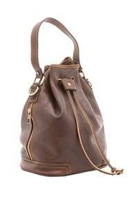 Borsa a secchiello in pelle marrone con chiusura a coulisse, zip laterale e cuciture a contrasto. Presenta un manico singolo e una finitura morbida e testurizzata.