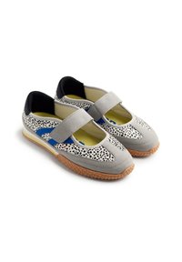 Scarpe slip-on grigie con motivo a puntini, dettagli blu e suola testurizzata. Presentano una fascia con chiusura in Velcro e una fodera interna imbottita.