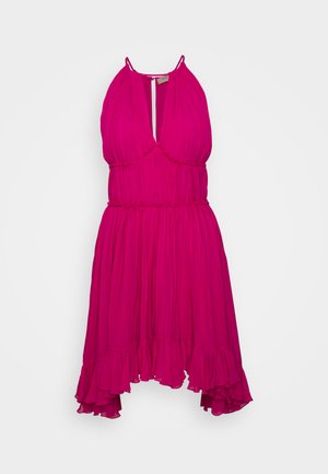 Abito halter rosa con texture a pieghe, vita elastica e orlo asimmetrico. Presenta un profondo scollo a V e bordi arricciati. Tessuto leggero.