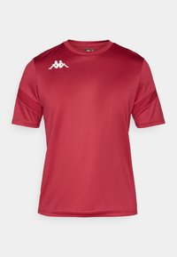 Rode sportieve t-shirt met korte mouwen, ronde hals, gemaakt van gladde stof. Voorzien van een logo op de rechter schouder. Eenvoudig ontwerp zonder patronen.