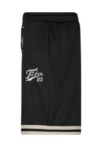 Sorte atletiske shorts laget av pustende meshstoff, med en hvit logo og nummer "05" på venstre bein, og en kontrasterende midje.
