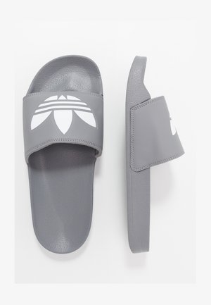 Infradito grigi realizzati in materiale sintetico testurizzato, dotati di una fascia larga con un design del logo bianco e una suola liscia.