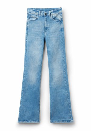 Světle modré džínové kalhoty s knoflíkem a zipem vpředu, pěti kapsami a mírným rozšířením nohavic.