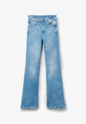 Světle modré džínové kalhoty s knoflíkem a zipem vpředu, pěti kapsami a mírným rozšířením nohavic.