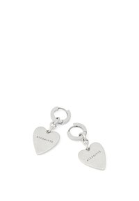 Boucles d'oreilles en forme de cœur en argent avec une surface texturée et le logo gravé « ALLSAINTS », attachées à un anneau avec des maillons.