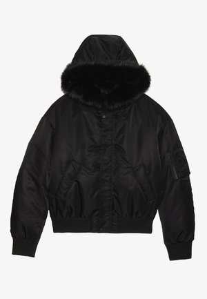 Casaco de inverno acolchoado preto com capuz forrado a pele, bolsos frontais, bolso com fecho de correr na manga e punhos e bainha canelados.