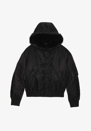 Czarna ocieplana kurtka zimowa z kapturem wyłożonym futrem, kieszeniami z przodu, kieszenią na zamek błyskawiczny na rękawie oraz ściągaczami na mankietach i u dołu.