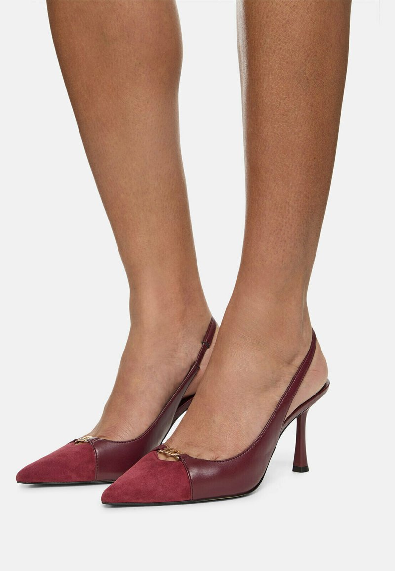 Slingback-höga klackar med spetsig tå, i burgundyläder och mocka, och med en dekorativ guldig accent framtill.