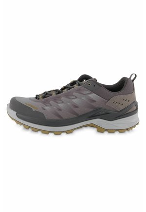 Graue Trailrunning-Schuhe mit einem strukturierten Obermaterial, verstärkter Zehenpartie und einer Gummisohle mit tiefen Profilen für optimalen Halt. Die Schnürsenkel sind durch Ösen gefädelt.