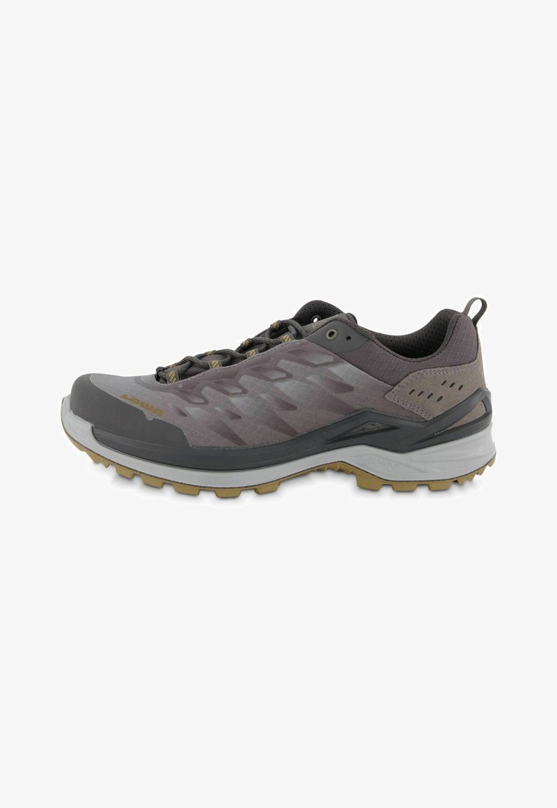 Graue Trailrunning-Schuhe mit einem strukturierten Obermaterial, verstärkter Zehenpartie und einer Gummisohle mit tiefen Profilen für optimalen Halt. Die Schnürsenkel sind durch Ösen gefädelt.