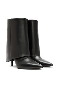 Stivaletti neri in pelle con punta appuntita e un gambale alto e strutturato. Presentano un tacco sottile e angolato e una texture liscia.
