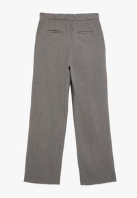 Grijze, wijde broek met een gestructureerde afwerking, voorzien van een ontspannen tailleband en twee achterzakken. Klassiek ontwerp, geschikt voor verschillende gelegenheden.