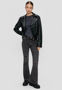 QS Flared Jeans - dunkelgrau