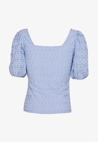 Světle modrý top s nafouknutými rukávy vyrobený z texturované tkaniny s otvorovými detaily, s čtvercovým výstřihem a přiléhavým pasem.