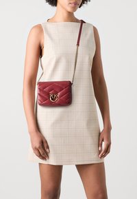 Pinko LOVE CLICK PUFF - Borsa a tracolla - ocra rosso/antique gold