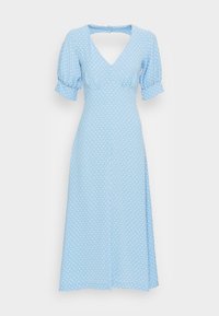 Vestido azul de bolinhas com decote em V, mangas curtas em balão, corpete justo e comprimento maxi esvoaçado, feito de um tecido leve.