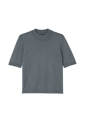 Jersey gris de punto de manga corta con cuello redondo acanalado, puños y dobladillo, con dos costuras frontales diagonales que parecen bolsillos.