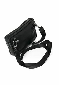 Borsa in pelle nera con chiusura a zip, tracolla staccabile e accessori in metallo argentato. Texture liscia, forma rettangolare e design minimalista.