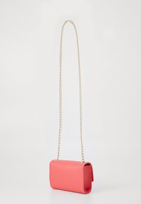 Borsa crossbody rosa realizzata in materiale liscio, con forma rettangolare e tracolla in catena dorata. Presenta una chiusura a patta e una finitura texturizzata.