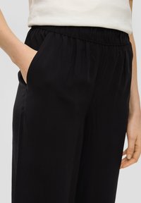 s.Oliver RELAXED - Broek - schwarz