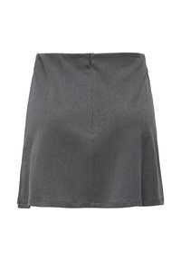 Gonna mini grigia a campana con una texture liscia, dotata di chiusura con zip sul retro e un design semplice, senza motivi visibili o accenti.