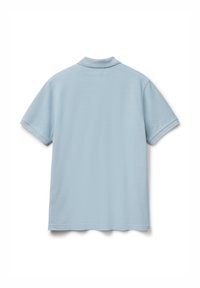 Světle modrá polo košile s krátkým rukávem zobrazená zezadu na bílém pozadí.