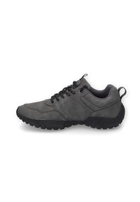 Graue Sportschuhe mit einem glatten Leder-Obermaterial, strukturierten Gummisohlen und schwarzen Schnürsenkeln. Inklusive einer Zuglasche an der Ferse für einfaches Anziehen.