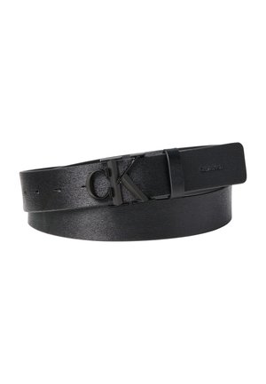 Zwarte leren riem met een gestructureerde afwerking en een zwarte metalen gesp met het Calvin Klein CK-logo.