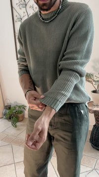 Oliivinvihreä ribbipaita pitkillä hihoilla, tekstuuripinta ja käänteet. Yhdistetty vaalean oliivinvihreisiin housuihin rento ympäristössä.