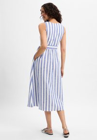 Gestreiftes Kleid mit blauen und weißen vertikalen Streifen, ärmelloses Design, tailliert und mit Seitentaschen. Glatter, leichter Stoff.