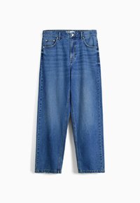 Jeans di denim blu con vestibilità ampia, design a gamba dritta, cinque tasche e chiusura con bottone. Il materiale ha una texture a lavaggio medio.