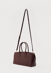 Sac à main en cuir synthétique bordeaux avec deux poignées courtes et une bandoulière amovible, présentant une forme structurée et des ferrures dorées.