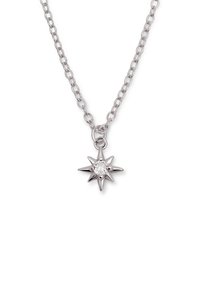 Silverhalsband med ett stjärnformat hänge som har en central ädelsten. Kedjan består av sammanlänkade ovala länkar.