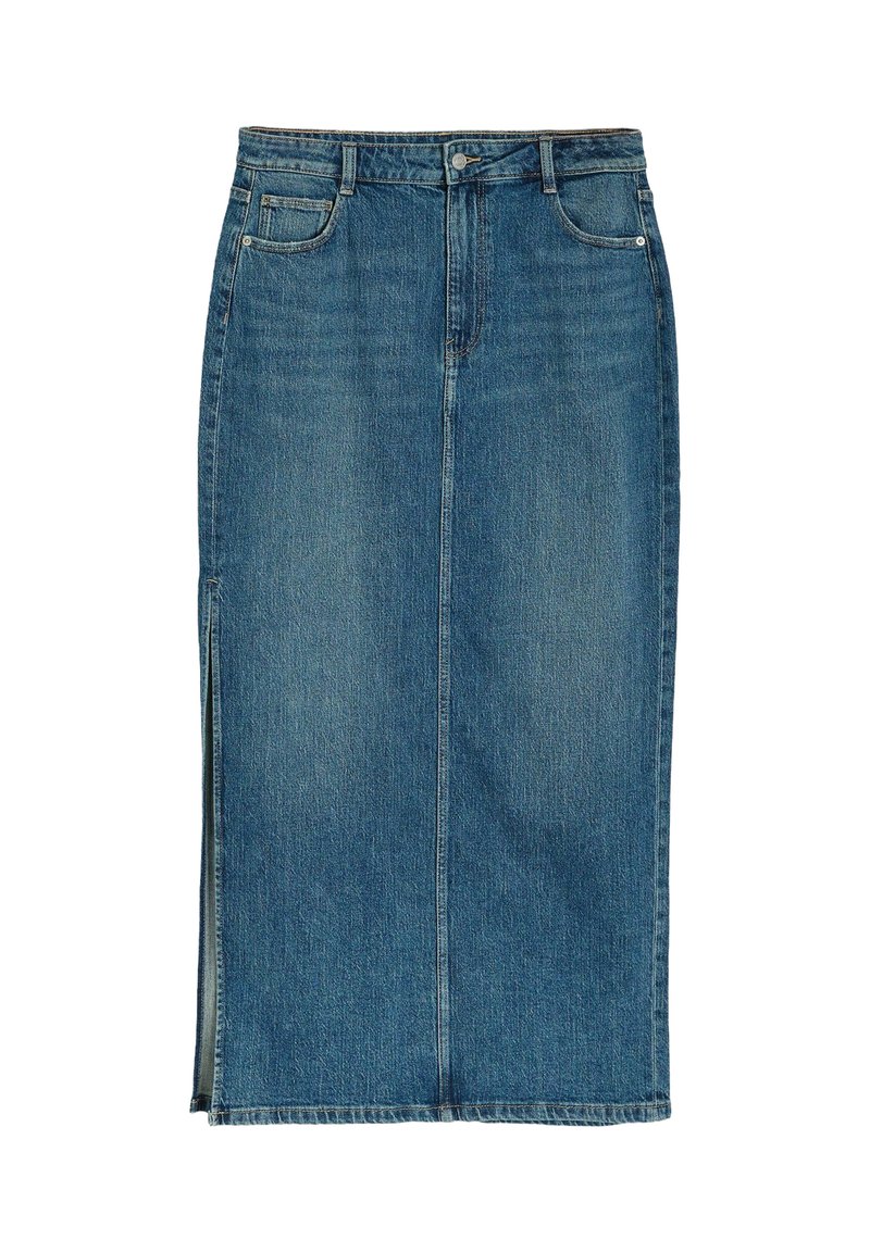 Dżinsowa spódnica o kroju ołówkowym w średnim niebieskim kolorze, z centralnym szwem, rozcięciem po lewej stronie, pięcioma kieszeniami oraz zapięciem na guziki z przodu.