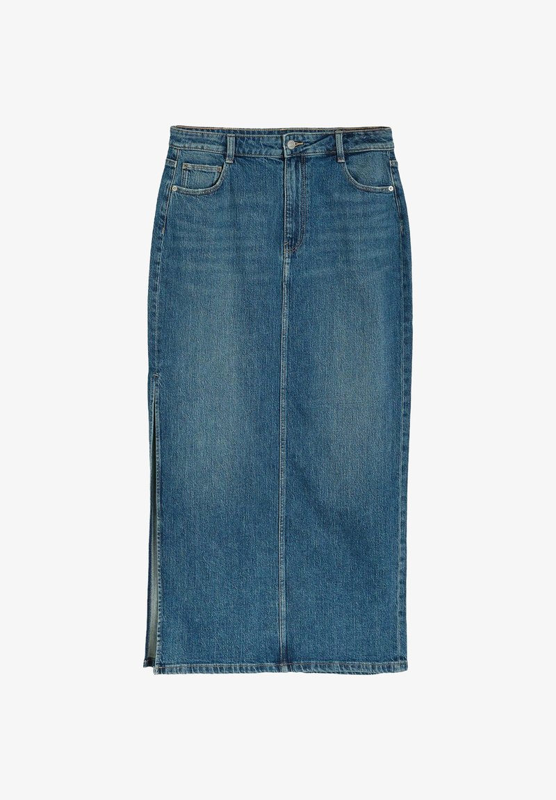 Dżinsowa spódnica o kroju ołówkowym w średnim niebieskim kolorze, z centralnym szwem, rozcięciem po lewej stronie, pięcioma kieszeniami oraz zapięciem na guziki z przodu.
