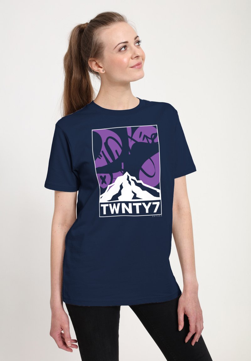 Námořnické modré bavlněné tričko s bílou grafikou hory a stylizovaným textem "TWNTY7" v obdélníkovém designu s fialovými akcenty.