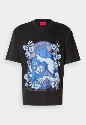 Tricou negru din bumbac cu un design albastru care ilustrează o femeie cu crini, încadrată de modele florale. Mâneci scurte, design cu guler rotund.