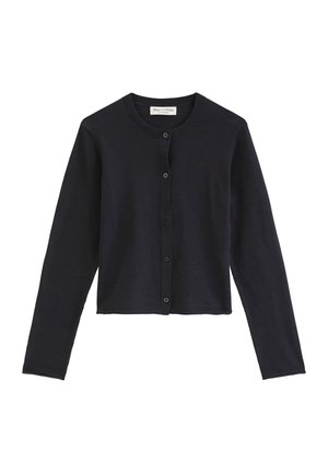 Czarny krótki kardigan z długim rękawem, okrągłym dekoltem i pięcioma guzikami z przodu, pokazany na płasko na białym tle.