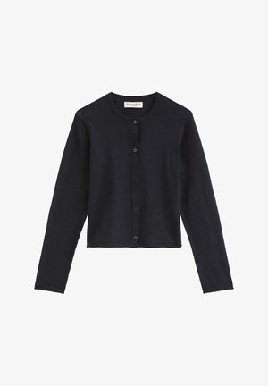 Czarny krótki kardigan z długim rękawem, okrągłym dekoltem i pięcioma guzikami z przodu, pokazany na płasko na białym tle.