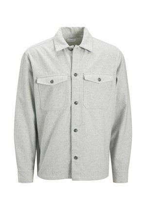 Camisa de franela gris con cierre de botones en la parte delantera, dos bolsillos en el pecho y un cuello clásico. Presenta un dobladillo recto y mangas largas.