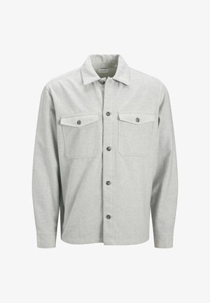 Chemise en flanelle grise avec un col classique, des poches poitrine et un boutonnage à l'avant. Elle possède un ourlet droit et des manches longues.