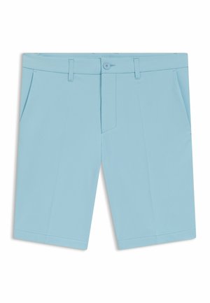 Pantalones cortos ajustados de color azul claro con un frente plano, presillas para cinturón, dos bolsillos laterales y una textura de tela suave. Diseño minimalista y sin patrones.