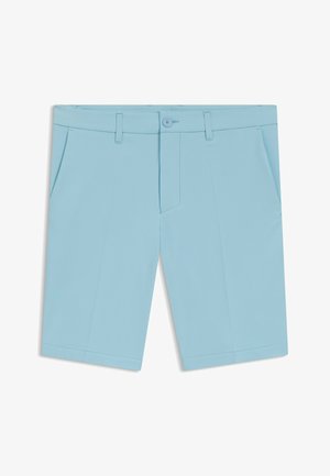 Pantalones cortos ajustados de color azul claro con un frente plano, presillas para cinturón, dos bolsillos laterales y una textura de tela suave. Diseño minimalista y sin patrones.